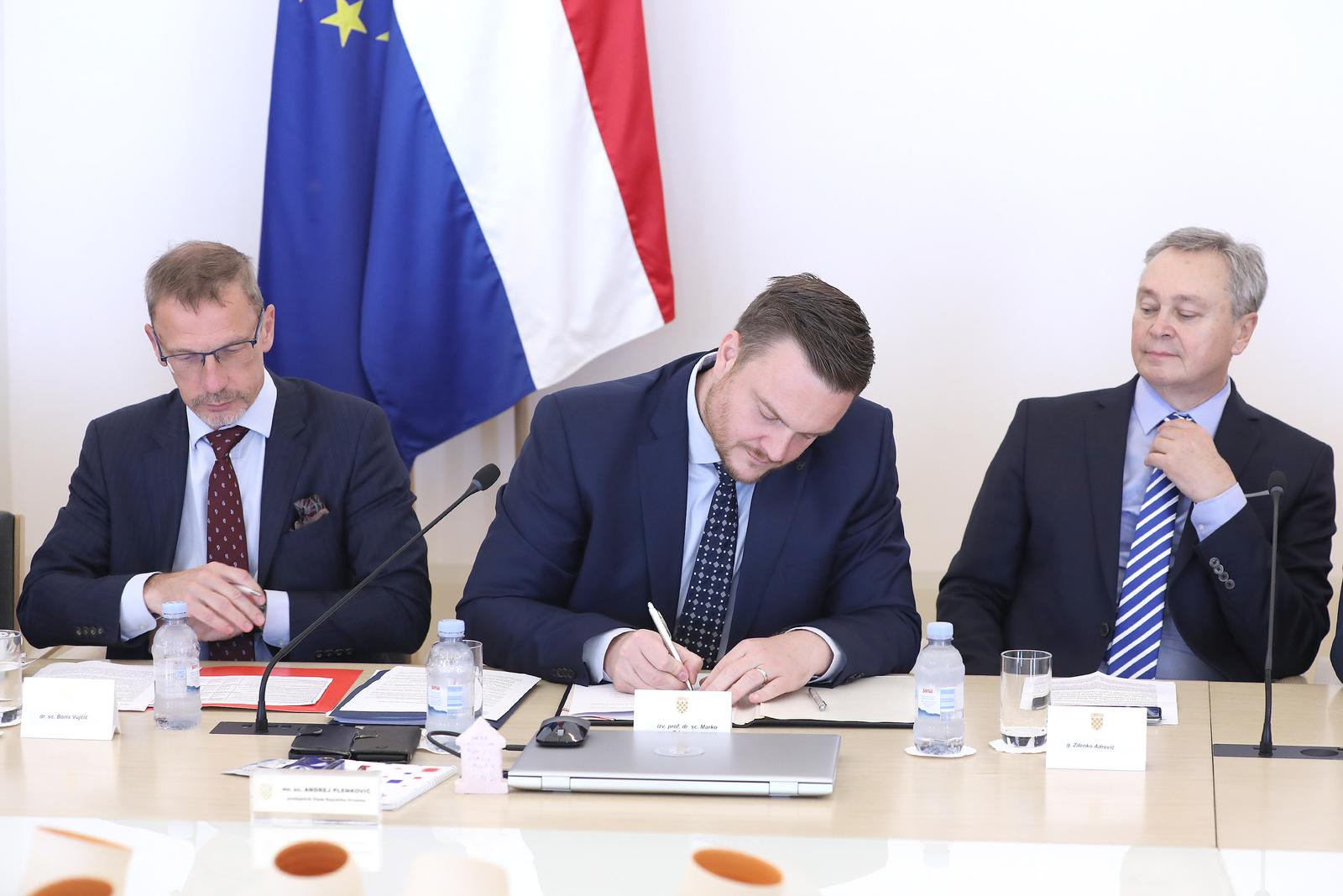 22.07.2022., Zagreb - U Banskim dvorima odrzana je svecanost potpisivanja Memoranduma o razumijevanju u vezi prekoracenja po tekucem racunu. Na svecanosti su sudjelovali ministar financija Marko Primorac, guverner Hrvatske narodne banke Boris Vujcic te predstavnici banaka, koji su potpisali Memorandum.    
  Photo: Patrik Macek/PIXSELL