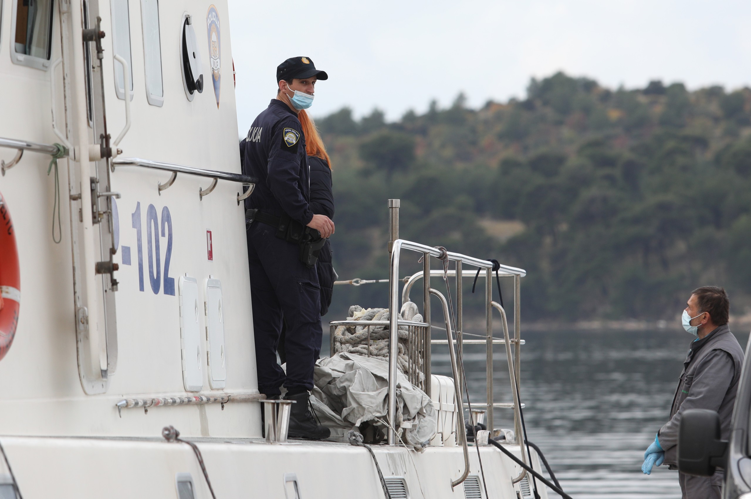 22.11.2021.,Sibenik-Na lokaciji uvala Musarovica-Ostrica u brodicu 62-godisnjaka udario grom na kojem su se nalazile dvije osobe. Prilikom udara groma smrtno je stradao 61-godisnjak dok je 62-godišnjak prevezan u Opću bolnicu Sibenik na pregled.Ocevid je obavljen na policijskom brodu.
 Photo: Dusko Jaramaz/PIXSELL