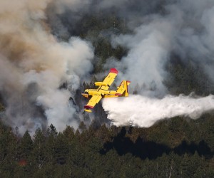 23.07.2022.,Blidinje -  Pozar na planini Cvrsnici u Parku prirode Blidinje gori vec sedmi dan, a danas je vatra prijetila kucama.  Na terenu su desetine vatrogasaca i lokalnog stanovnistva koji pokusavaju zaustaviti vatrenu stihiju.  Kanader iz sastava Protupozarnih namjenskih snaga Oruzanih snaga Republike Hrvatske stigao u pomoc pri gasenju vatre  Photo: Denis Kapetanovic/PIXSELL