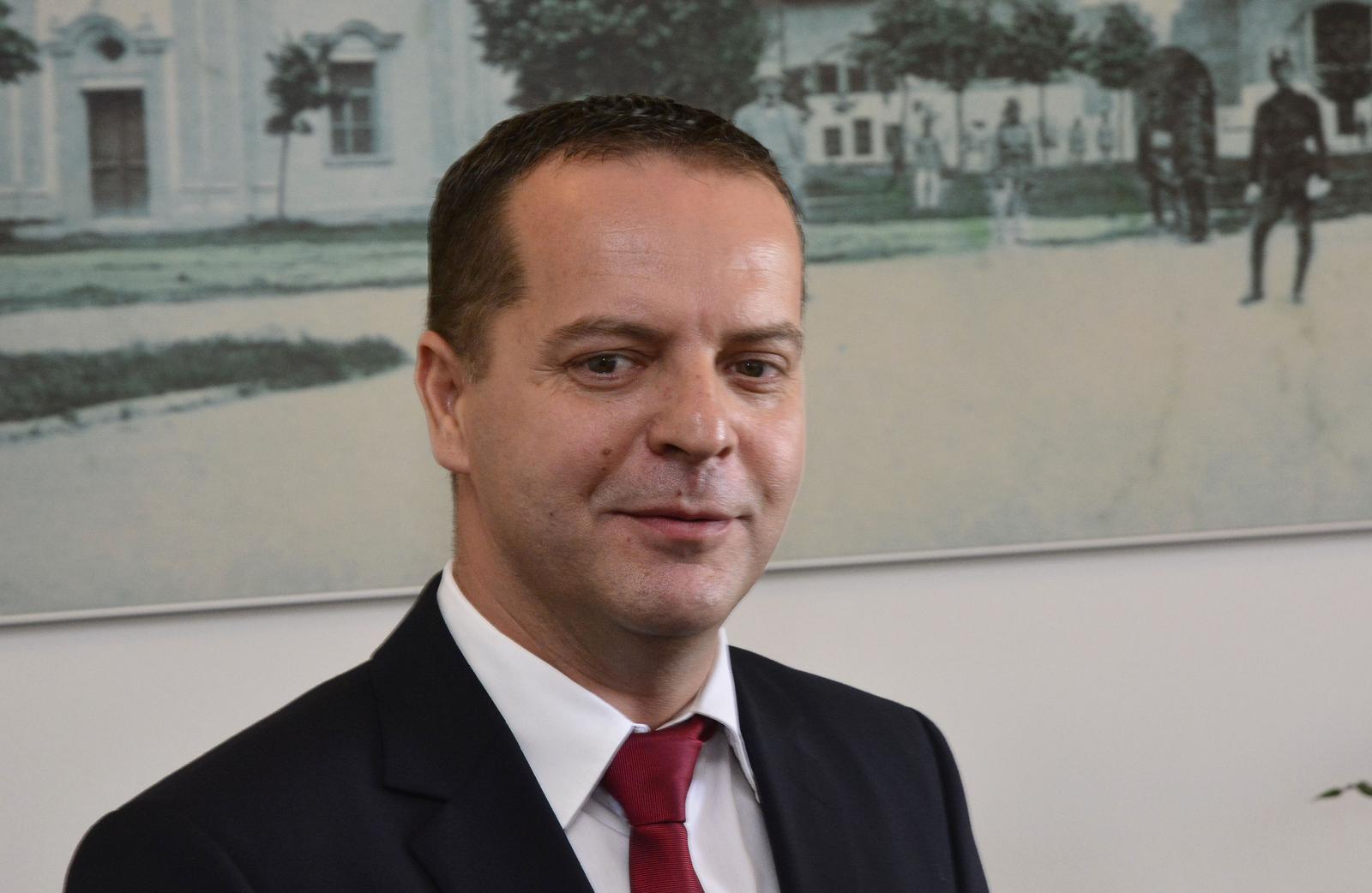 23.09.2016., Slavonski Brod, Podcrkavlje - Predstavnici Ministarstva znanosti, obrazovanja i sporta, predstavnici Grada Broda, osnovne skole Blaz Tadijanovic iz Podvinje te predstavnicima opcine Podcrkavlje odrzali su hitan sastanak vezan uz problematiku dovrsetka i opremanja tamosnje podrucne osnovne skole. Zbog spore administracije i kasnjenja s tehnickim prijemom i  ishodjenjem uporabne dozvole djeca moraju i dalje u staru  i derutnu skolu s cime se roditelji ne slazu, pa su pokrenuli niz akcija akcija, a vec i u nekoliko navrata organizirali rosvjede i bojkot nastave kako bi se animirala javnost i nadlezne sluzbe i u dovrsenoj skoli koju cekaju vise od sedam godina napokon zapocela nastava. rPhoto: Ivica Galovic/PIXSELL