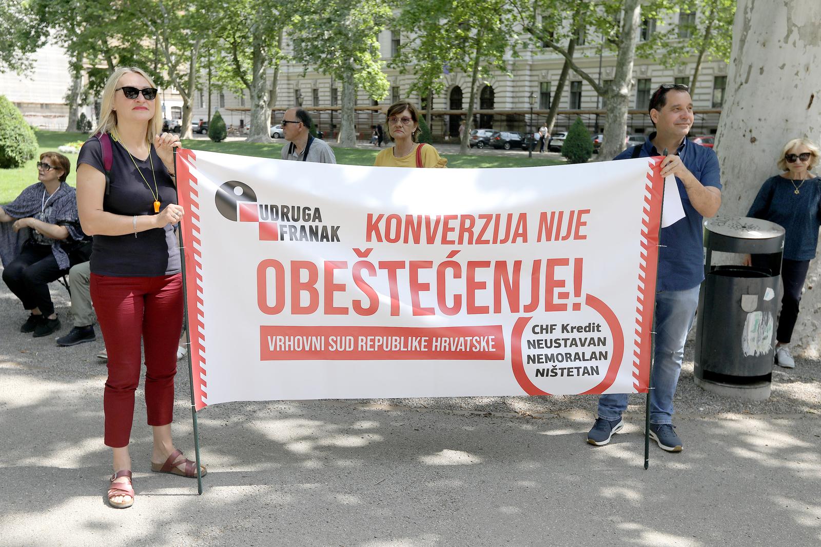 24.05.2022., Zagreb - Udruga Franak odrzala je u parku Zrinjevac prosvjed jer, kako navode, cetiri godine nakon pravomocnosti kolektivne presude u slucaju Franak, jos uvijek na najvisem sudu nije odgovoreno na pitanje nistetnosti ugovora s valutnom klauzulom CHF.
  Photo: Patrik Macek/PIXSELL