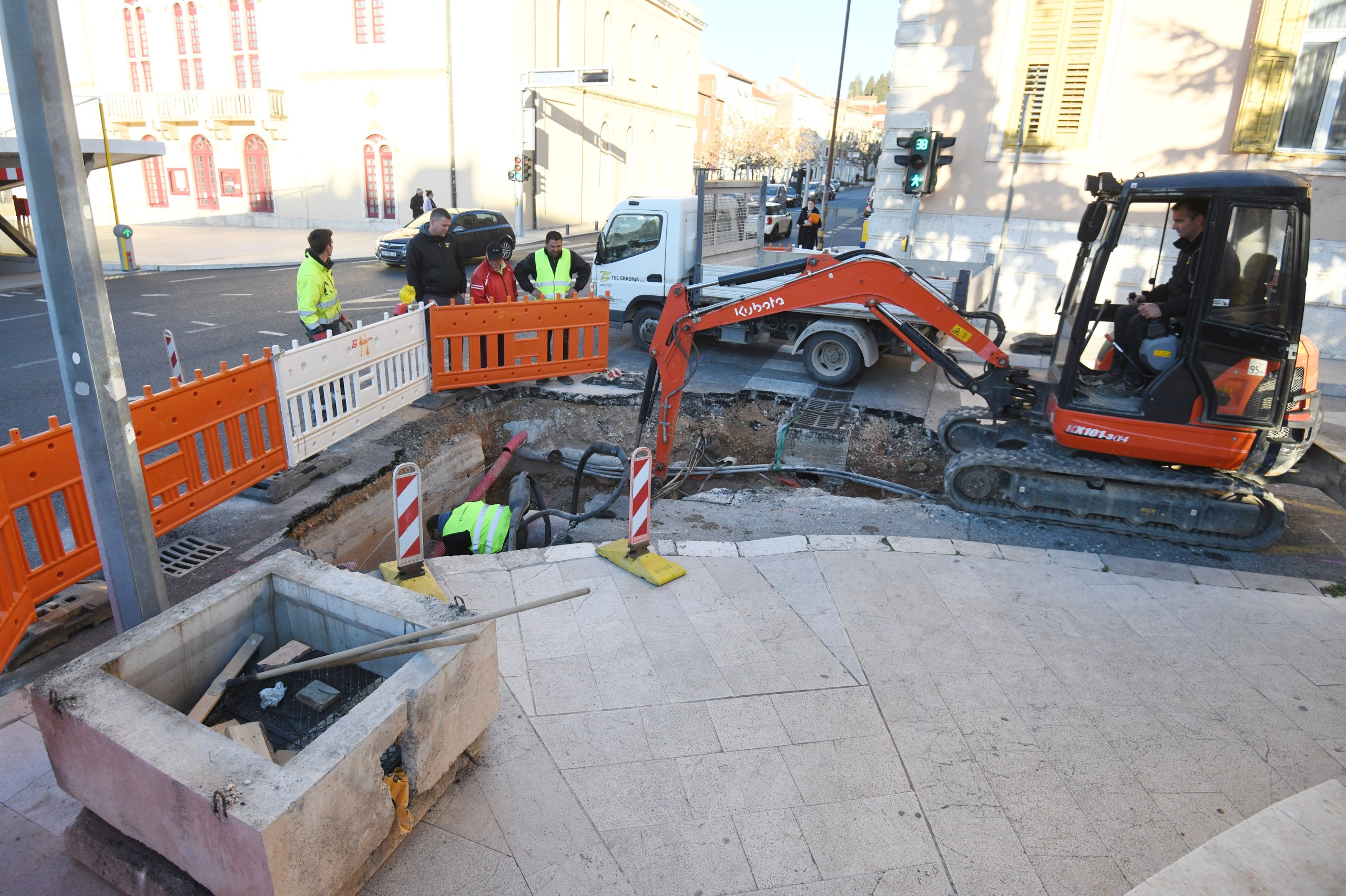 25.02.2022., Sibenik - Zapoceli radovi na uredjenju i postavljanju instalacija u cijeloj ulici Petra Grubisica. Radovi bi trebali trajati do kraja svibnja a promet ce biti zatvoren tom ulicom. Photo: Hrvoje Jelavic/PIXSELL