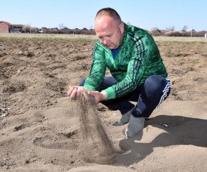 25.03.2022., Gornja Vrba - Poljoprivrednik Mario Todorovic iz Gornje Vrbe, koji se bavi proizvodnjom povrca, strahuje da bi mu susa mogla znatno smanjiti prihode. Kaže kako nikada do sad, vec u ozujku, posadjeno mlado povrce nije morao toliko intenzivno zalijevati, sto mu znatno poskupljuje proizvodnju. Photo: Ivica Galovic/PIXSELL