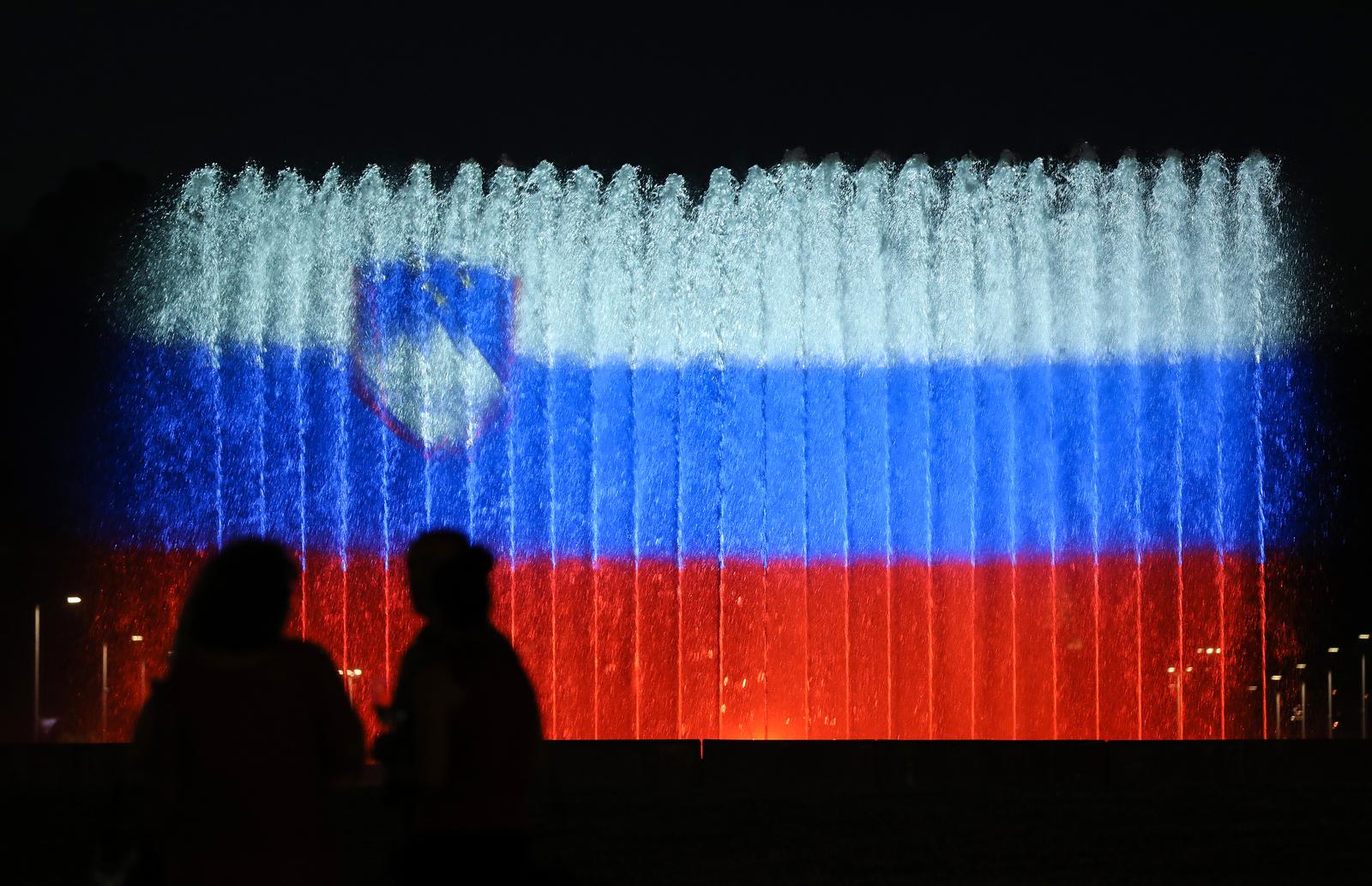 25.06.2021., Zagreb - Povodom Dana drzavnosti Republike Slovenije fontane na Sveucilisnoj livadi obojane su u slovensku zastavu. Photo: Emica Elvedji/PIXSELL