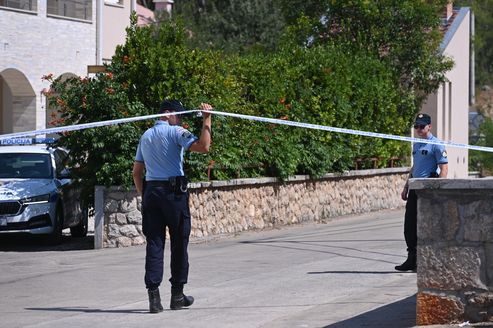 25.07.2022.,Seline - U obiteljskoj kuci na podrucju Selina sinoc je nadjeno mrtvo tijelo muskarca. Jedna zenska osoba je ozlijedjena.Jedna osoba je uhicena,  policija je na terenu Photo: Dino Stanin/PIXSELL
