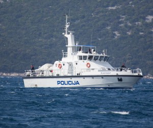 26.04.2017., Dubrovnik - U sudaru broda Lucke kapetanije Dance i gumenjaka sinoc su u Kolocepskom zaljevu poginule tri osobe osobe. Cetvero ih se smatra nestalima i za njima se traga. Dvojica su ozlijedjena. Brod Lucke kapetanije isao je na intervenciju na Mljet, a na gumenjaku je bilo devetero ugostitelja koji su se vracali s otoka Sipana gdje su pripremali restoran za otvaranje i turisticku sezonu. U potraznu akciju za nestalima ukljucena su tri plovila Lucke kapetanije Dubrovnik s lijecnickom pratnjom, sluzbeni policijski brod te motorni trajekt Hanibal Lucic. Putem Obalne radio postaje ORP Dubrovnik-radio emitira se poruka pogibli kategorije Mayday Relay prema svim sudionicima u pomorskom prometu. U potrazi sudjeluje i brod Dance, a ometa ih jak vjetar. r"nPhoto: Grgo Jelavic/PIXSELL
