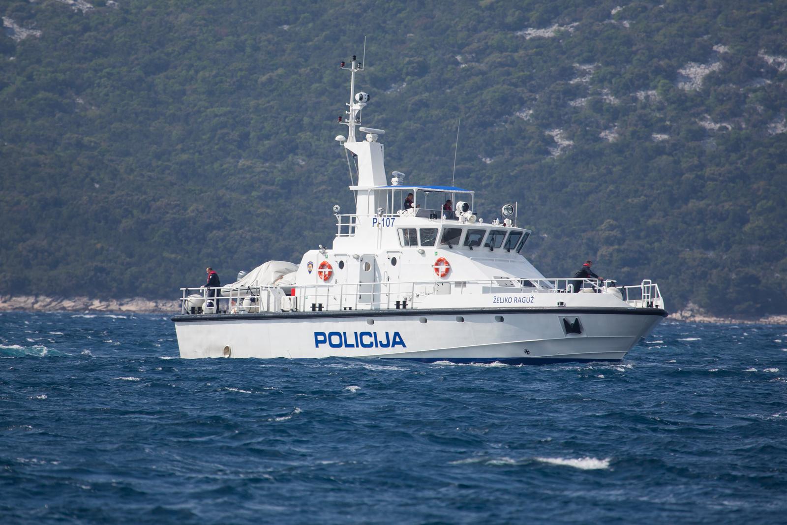 26.04.2017., Dubrovnik - U sudaru broda Lucke kapetanije Dance i gumenjaka sinoc su u Kolocepskom zaljevu poginule tri osobe osobe. Cetvero ih se smatra nestalima i za njima se traga. Dvojica su ozlijedjena. Brod Lucke kapetanije isao je na intervenciju na Mljet, a na gumenjaku je bilo devetero ugostitelja koji su se vracali s otoka Sipana gdje su pripremali restoran za otvaranje i turisticku sezonu. U potraznu akciju za nestalima ukljucena su tri plovila Lucke kapetanije Dubrovnik s lijecnickom pratnjom, sluzbeni policijski brod te motorni trajekt Hanibal Lucic. Putem Obalne radio postaje ORP Dubrovnik-radio emitira se poruka pogibli kategorije Mayday Relay prema svim sudionicima u pomorskom prometu. U potrazi sudjeluje i brod Dance, a ometa ih jak vjetar. r"nPhoto: Grgo Jelavic/PIXSELL
