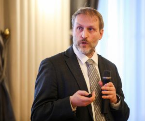 26.04.2022., Zagreb - Povodom Europskog tjedna cijepljenja pod sloganom "Dug zivot za sve", u HND-u konferenciju za novinare odrzao je znanstvenik i imunolog Luka Cicin Sain Photo: Zeljko Hladika/PIXSELL
