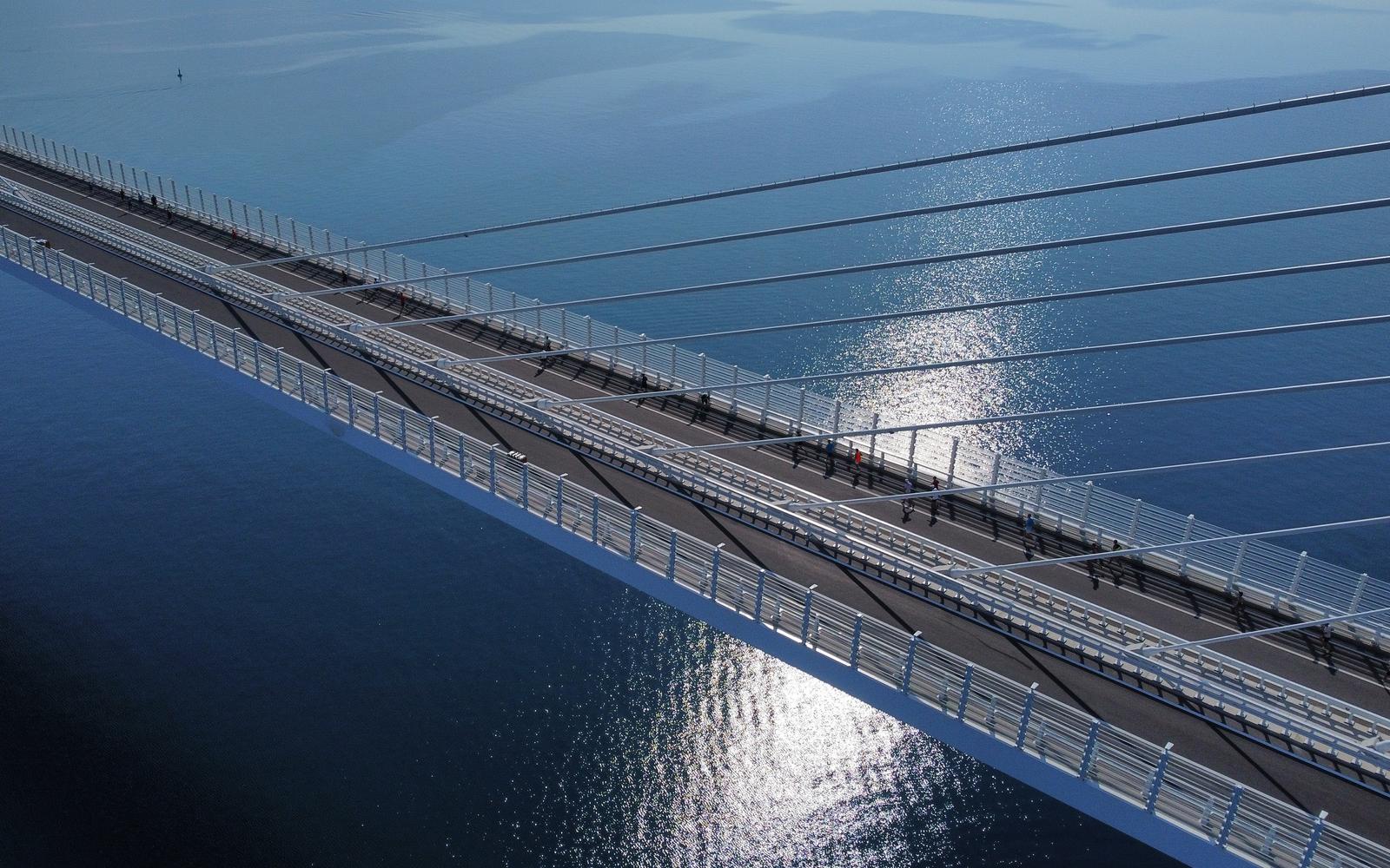 26.07.2022., Brijesta - Pogled iz zraka na prvu utrku odrzanu na Peljeskom mostu. Trkaci su krenuli  od strane Brijeste i trce do sredine Peljeskog mosta, zatim se okrecu i vracaju natrag, prijeci ce oko 5 kilometara  Photo: Milan Sabic/PIXSELL