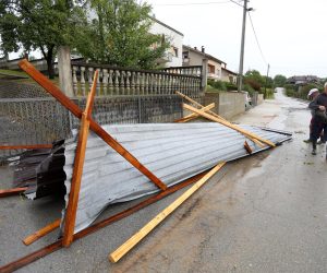 26.07.2022., Karlovac - Snazno nevrijeme, jaki vjetar pracen kisom pogodio je nesto prije podneva sire dugoresko i karlovacko podrucje. Doslo je do iskretanja brojnih stabala, bujica i prekida opskbe elektricnom energijom. Veliku stetu pretrpjeli su mjestani sela Turanjski Goljaki i Zastinja gdje su letjeli krovovi, rusila se stabla i unisteni poljoprivredni usjevi  Photo: Kristina Stedul Fabac/PIXSELL