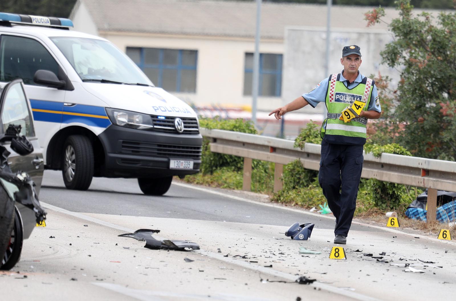 27.07.2022.,Vodice - Na Jadranskoj magistrali kod Vodica dogodila se teska prometna nesreca u kojoj su sudjelovali motocikl i osobni automobil. Magistrala je zatvorena za promet a ocevid je u tijeku. 
  Photo: Dusko Jaramaz/PIXSELL