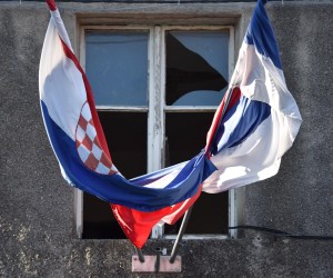 27.10.2016., Kistanje - Opcina Kistanje najsiromasnija opcina u Hrvatskoj. Hrvatska zastava i Srpska zastava.  DKS_56145854 "nPhoto: Hrvoje Jelavic/PIXSELL