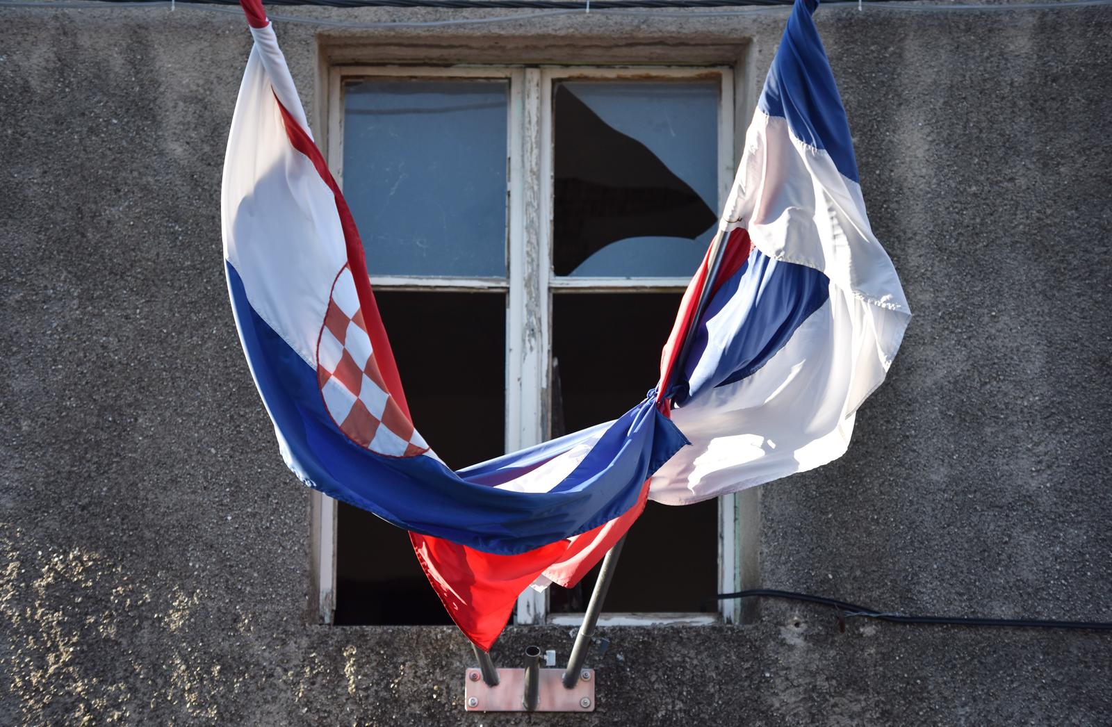 27.10.2016., Kistanje - Opcina Kistanje najsiromasnija opcina u Hrvatskoj. Hrvatska zastava i Srpska zastava.  DKS_56145854 "nPhoto: Hrvoje Jelavic/PIXSELL