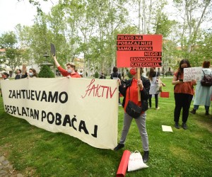 29.05.2021., Zagreb - Gradjani prosvjeduju protiv Hoda za zivot.  Okupljeni s transparentima "Zahtijevamo besplatni pobacaj", "Moje tijelo, moj izbor", "Pravo na pobacaj nije samo pravna nego i ekonomska kategorija" stoje uz trasu kojom se krece povorka.rPhoto: Marko Lukunic/PIXSELL
