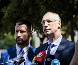 29.06.2022., Split - Kandidat za gradonacelnika Ivica Puljak zajedno sa svojim zamjenicima odrzao je konferenciju za medije na temu 'Nas plan za drugi krug'.
Bojan Ivosevic, Ivica Puljak
Photo: Miroslav Lelas/PIXSELL Photo: Miroslav Lelas/PIXSELL