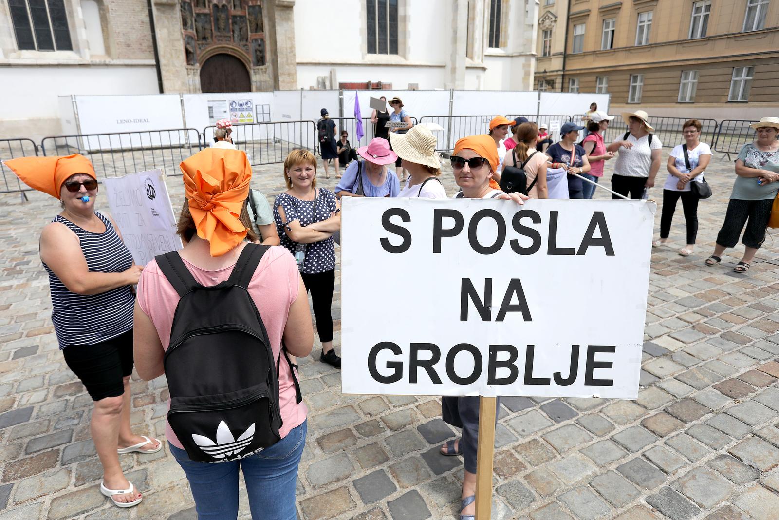 30.06.2021., Zagreb - Radnice pozeske tvrtke Orljava okupile su se na Trgu sv. Marka gdje prosvjedom zahtijevaju od Vlade da primi predstavnike sindikata radi razgovora o njihovoj buducnosti. Photo: Patrik Macek/PIXSELL