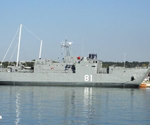 30.10.2014., Pula - DBM-81 Cetina je ratni brod u sastavu flote Hrvatske ratne mornarice. Prema klasifikaciji, radi se o desantnom brodu minopolagacu klase Cetina koji je od jutros u pulskoj luci a kako je lijep suncani dan mornari su ga iskoristili za ciscenje palube.