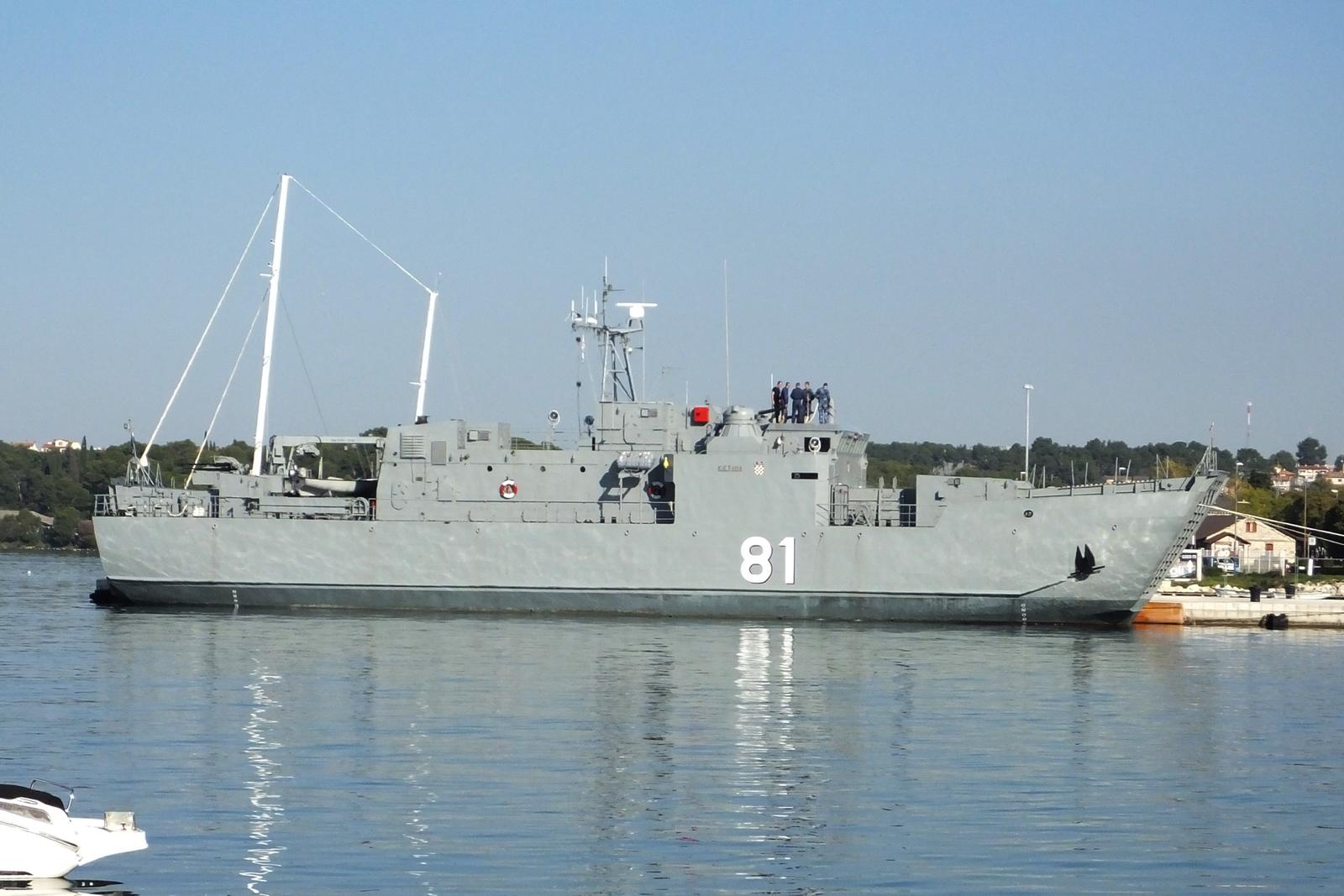 30.10.2014., Pula - DBM-81 Cetina je ratni brod u sastavu flote Hrvatske ratne mornarice. Prema klasifikaciji, radi se o desantnom brodu minopolagacu klase Cetina koji je od jutros u pulskoj luci a kako je lijep suncani dan mornari su ga iskoristili za ciscenje palube.