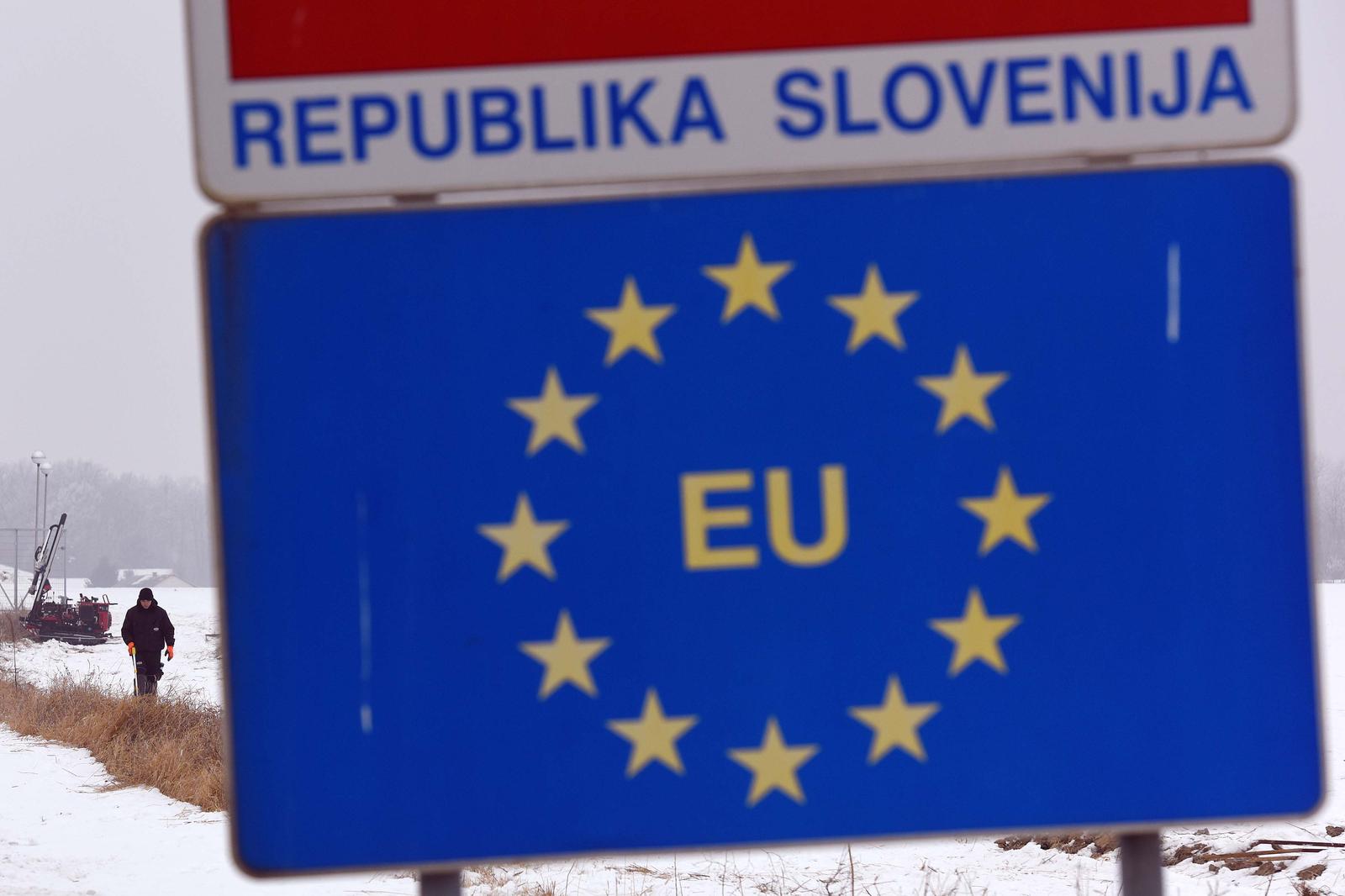 31.01.2017., Strigova, Gibina - Slovenci uklanjaju zilet zicu i buse rupe za postavljanje panel ograde. rPhoto: Vjeran Zganec Rogulja/PIXSELL