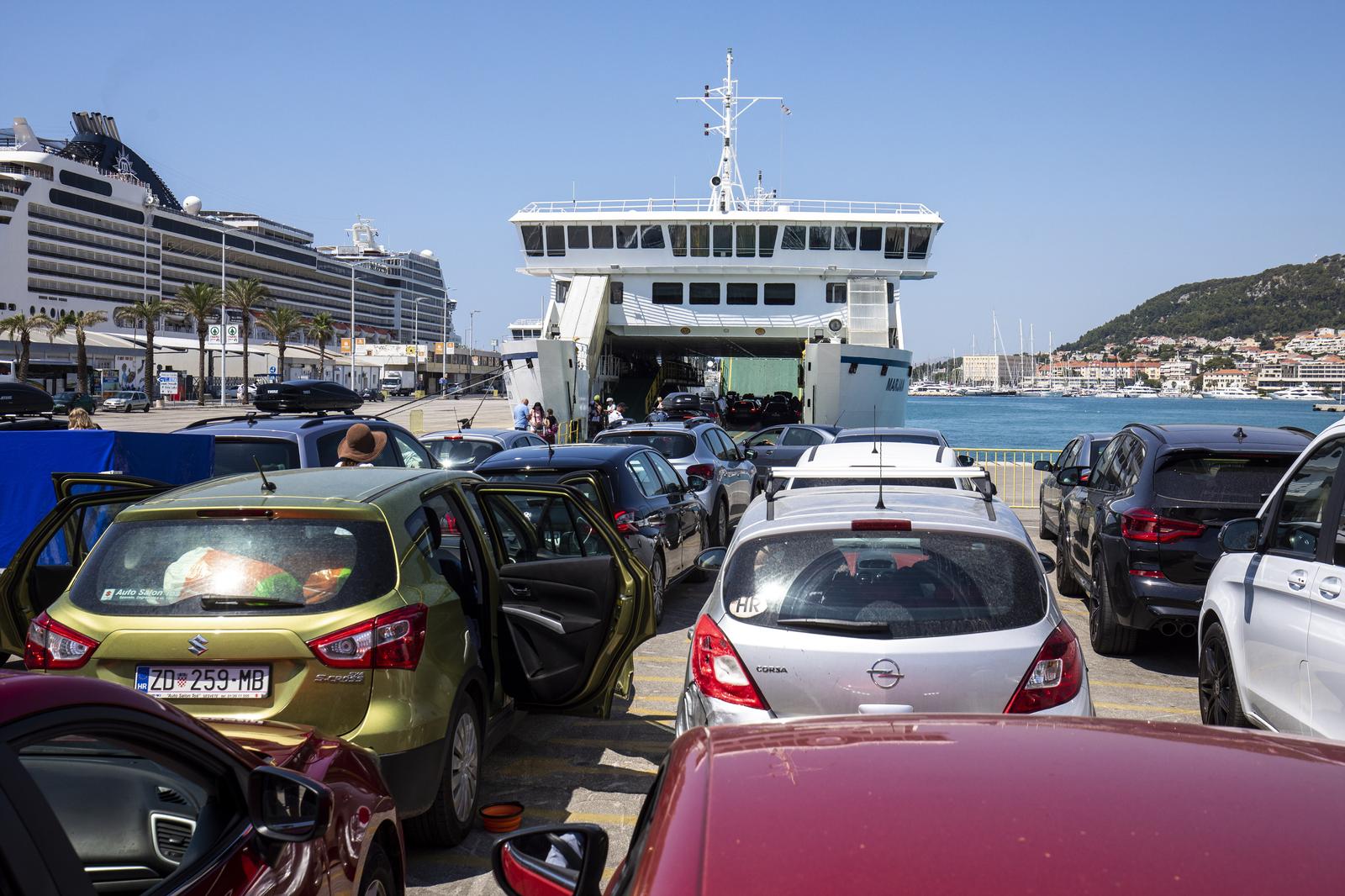 31.07.2021., Split - Vikend guzve u splitskoj trajektnoj luci. Kolone se stvaraju kada uplove trajekti te se zblokira jedina prometnica koja vodi izvan trajektne luke."nPhoto: Miroslav Lelas/PIXSELL