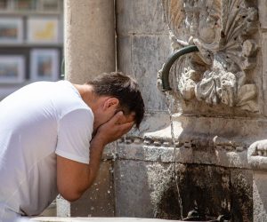 31.07.2021., Stara gradska jezgra, Dubrovnik - Visoke temperature u Dubrovniku. Osvjezenje na Onofrijevoj fontani. rPhoto: Grgo Jelavic/PIXSELL