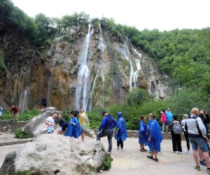 05.08.2021., Plitvicka Jezera - Brojni turisti svakodnevno posjecuju Nacionalni park Plitvicka Jezera. Posljednja dva dan biljeze oko devet tisuca posjetitelja, uglavno stranih turista. Sa jucerasnjim danom park je ove godine posjetilo preko 375 tisuca posjetitelja, sto je za 45 posto vise u odnosu na pandemijsku 2020. godinu.
Photo: Kristina Stedul Fabac/PIXSELL