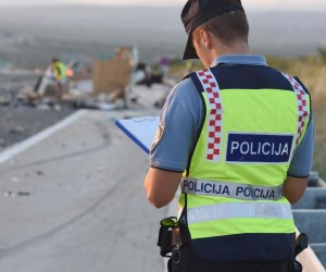 17.07.2015., Pirovac - U teskoj prometnoj nesreci koja se dogodila na autocesti Zagreb-Split, u smjeru Splita, kod cvora Pirovac, jedna je osoba ozlijedjena. U prometnoj nesreci sudjalovala su tri vozila te kamp prikolica koja je unistena do neprepoznatljivosti. Prometna policija obavlja ocevid na mjestu nesrece. rPhoto: Hrvoje Jelavic/PIXSELL