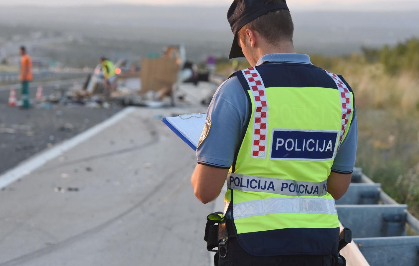 17.07.2015., Pirovac - U teskoj prometnoj nesreci koja se dogodila na autocesti Zagreb-Split, u smjeru Splita, kod cvora Pirovac, jedna je osoba ozlijedjena. U prometnoj nesreci sudjalovala su tri vozila te kamp prikolica koja je unistena do neprepoznatljivosti. Prometna policija obavlja ocevid na mjestu nesrece. rPhoto: Hrvoje Jelavic/PIXSELL