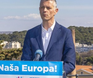 03.04.2022., Pula - 
Na Pulskom Kastelu odrzana je konferencija za medije sa temom Nasa Europa! Na konfereciji bili su prisutni zastupnik IDS-a u Europskom parlamentu Valter Flego, predsjednica GLAS-a Anka Mrak Taritas i predsjednik IDS-a Dalibor Paus. Photo: Srecko Niketic/PIXSELL