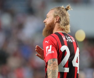 Sassuolo, Italy, 22nd May 2022. Simon Kjaer of AC Milan beats his chest in response to the fans chants as hem makes his way to the podium for the trophy presentation ceremony following the Serie A match at Mapei Stadium - Citt del Tricolore, Sassuolo. Picture credit should read: Jonathan Moscrop / Sportimage PUBLICATIONxNOTxINxUK SPI-1708-0126