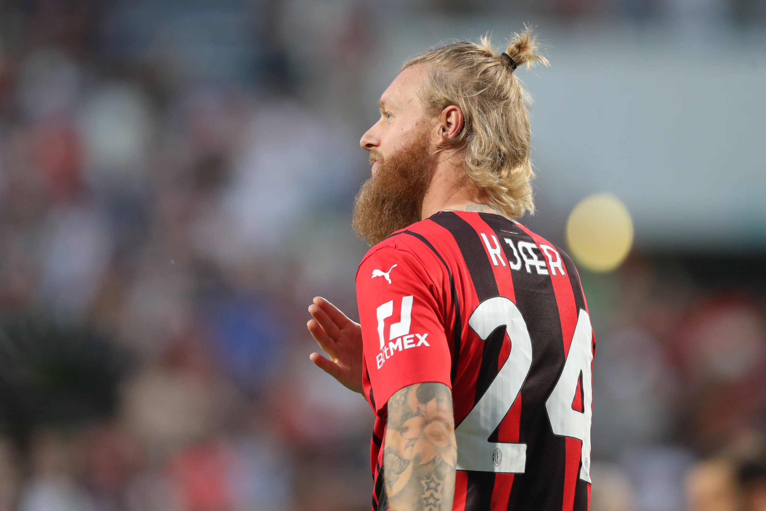 Sassuolo, Italy, 22nd May 2022. Simon Kjaer of AC Milan beats his chest in response to the fans chants as hem makes his way to the podium for the trophy presentation ceremony following the Serie A match at Mapei Stadium - Citt del Tricolore, Sassuolo. Picture credit should read: Jonathan Moscrop / Sportimage PUBLICATIONxNOTxINxUK SPI-1708-0126