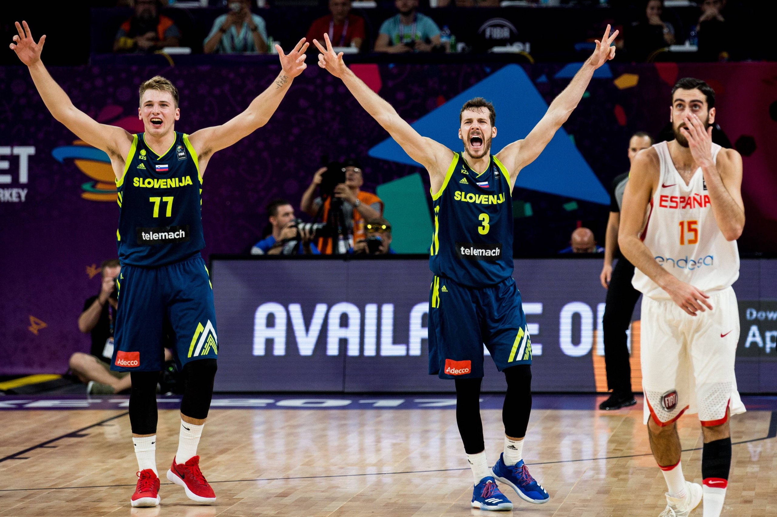 14.09.2017, Sinan Erdem Dome, Istanbul, TUR, FIBA EuroBasket 2017, Spanien vs Slowenien, Halbfinale, im Bild Luka Doncic of Slovenia and Goran Dragic of Slovenia reacts // during the EuroBasket 2017 semifinal match between Spain and Slovenia at the Sinan Erdem Dome in Istanbul, Turkey on 2017/09/14. Istanbul *** 14 09 2017 Sinan Erdem Dome Istanbul Door FIBA Eurobasket 2017 Spain vs Slovenia Semi-finals in Picture Luka Doncic of Slovenia and Goran Dragic of Slovenia reacts during The Eurobasket 2017 Semi-finals Match between Spain and Slovenia AT The Sinan Erdem Dome in Istanbul Turkey ON 2017 09 14 Istanbul PUBLICATIONxNOTxINxAUT EX_SPIDA