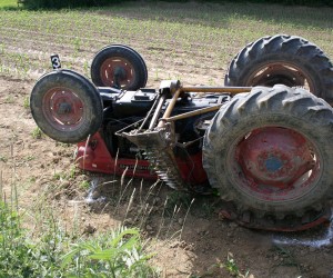 Slavonski Brod, 26.9.2012 - Arhivska fotografija prikazuje traktor prevrnut u nesreæi na bjelovarskom podruèju 12.6.2010. godine. Prole noæi, neto iza ponoæi u Gornjem Lipovcu u opæini Nova Kapela u prometnoj nesreæi poginuo je 32-godinjak kada je pokuao izvesti traktor s poljskog puta na kolnik lokalne ceste. 
foto FaH/ MUP/ ua