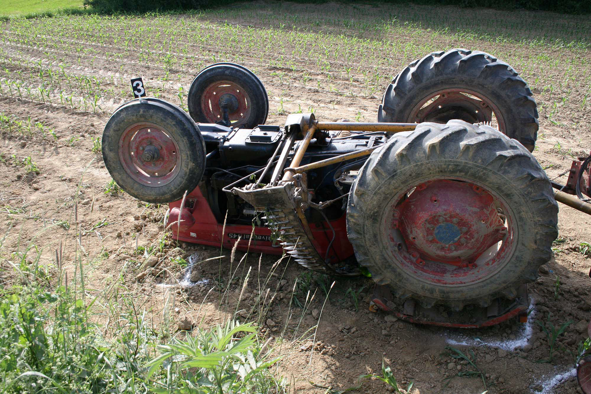 Slavonski Brod, 26.9.2012 - Arhivska fotografija prikazuje traktor prevrnut u nesreæi na bjelovarskom podruèju 12.6.2010. godine. Prole noæi, neto iza ponoæi u Gornjem Lipovcu u opæini Nova Kapela u prometnoj nesreæi poginuo je 32-godinjak kada je pokuao izvesti traktor s poljskog puta na kolnik lokalne ceste. 
foto FaH/ MUP/ ua