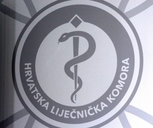 Zagreb, 18.07.2022. - Odrana je konferencija za novinare Hrvatskog lijeènièkog sindikata i Hrvatske lijeènièke komore na temu koeficijenata za plaæe, ravnopravnog statusa lijeènika i posljedica za buduænost hrvatskog javnog zdravstvenog sustava. Govorili su predsjednica HLS-a Renata Èulinoviæ-Èaiæ i predsjednik HLK-a Kreimir Luetiæ, Vesna Potoèki Rukavina, Boris Ujeviæ i Mirela Markoviæ. Na fotografiji logo Hrvatskalijeènièka komora. foto HINA /Zvonimir KUHTIÆ/ kuzo