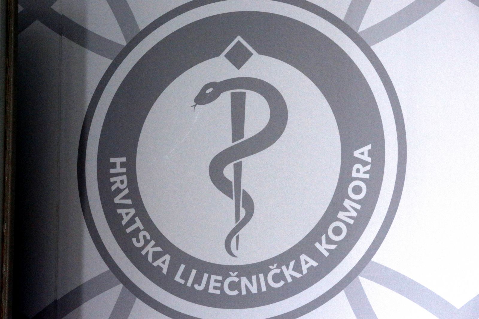 Zagreb, 18.07.2022. - Odrana je konferencija za novinare Hrvatskog lijeènièkog sindikata i Hrvatske lijeènièke komore na temu koeficijenata za plaæe, ravnopravnog statusa lijeènika i posljedica za buduænost hrvatskog javnog zdravstvenog sustava. Govorili su predsjednica HLS-a Renata Èulinoviæ-Èaiæ i predsjednik HLK-a Kreimir Luetiæ, Vesna Potoèki Rukavina, Boris Ujeviæ i Mirela Markoviæ. Na fotografiji logo Hrvatskalijeènièka komora. foto HINA /Zvonimir KUHTIÆ/ kuzo