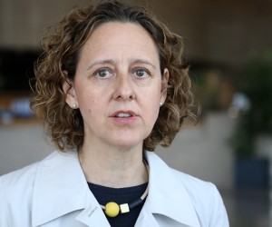 Zagreb, 19.07.2022. - Primopredaja knjiga ukrajinskih autora Nacionalnoj i sveuèilinoj knjinici u Zagrebu koje je doniralo Veleposlanstvo Ukrajine u RH u sklopu projekta Ukrajinska knjiga na policama knjinica svijeta, pokrenutog na inicijativu supruge predsjednika Ukrajine Olene Zelenski. Na fotografiji ministrica kulture i medija Nina Obuljen Korinek. foto HINA/ Lana SLIVAR DOMINIÆ/ lsd