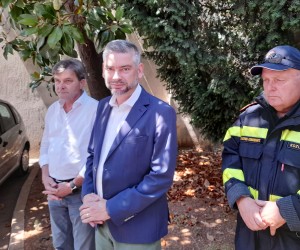 Pula, 25.7.2022.- Istarski upan Boris Miletiæ u ponedjeljak je novinarima nakon sjednice Koordinacijskog tijela za praæenje stanja vodoopskrbe u Istarskoj upaniji izjavio kako mjere restrikcije vode daju rezultate, kako je vodoopskrba stabilna te kako je potronja vode smanjena za oko 14 posto. Na slici direktor Istarskog vodova Buzet Mladen Neiæ, upan Boris Miletiæ i upanijski vatrogasni zapovjednik Dino Kozlevac. 
foto HINA/ Daniel SPONZA/ ua