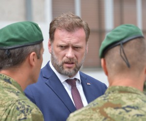 Sinj, 27.7.2022.- Ministar obrane Mario Banoiæ u srijedu je u Sinju bio u radnoj posjeti Obavjetajnoj pukovniji u vojarni 126. brigade HV gdje se uvjerio u operativne sposobnosti Bojne za obavjetajnu potporu operacijama kroz prezentaciju sposobnosti Sredita za besposadne zrakoplovne sustave. 
foto HINA/ MORH/ Filip Klen/ ua