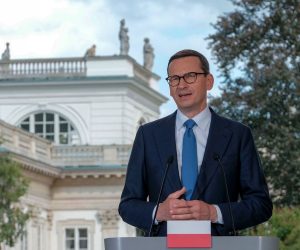 epa10093931 Polish Prime Minister Mateusz Morawiecki (R) and Spanish Prime Minister Pedro Sanchez (L) during a joint press conference at the Palace on the Island at the Royal Lazienki Park in Warsaw, Poland, 27 July 2022. Polish-Spanish intergovernmental consultations are underway.  EPA/MATEUSZ MAREK POLAND OUT