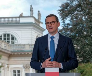 epa10093931 Polish Prime Minister Mateusz Morawiecki (R) and Spanish Prime Minister Pedro Sanchez (L) during a joint press conference at the Palace on the Island at the Royal Lazienki Park in Warsaw, Poland, 27 July 2022. Polish-Spanish intergovernmental consultations are underway.  EPA/MATEUSZ MAREK POLAND OUT