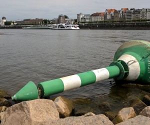 epa10097274 A dry riverbed of the river Rhine in Duesseldorf, Germany, 29 July 2022. According to the waterway and shipping administration on the Rhine, water levels are expected to continue to fall over the next few days.  EPA/SASCHA STEINBACH