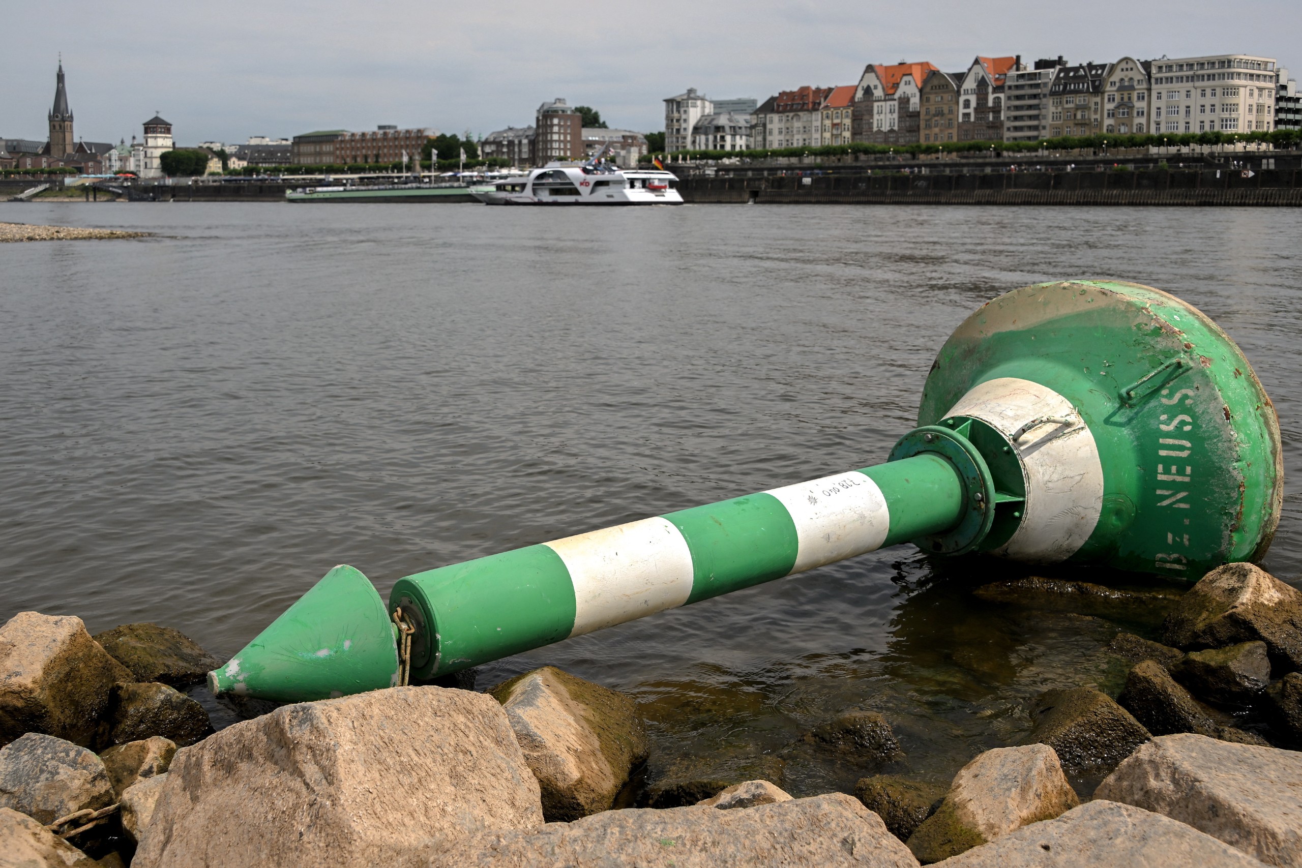 epa10097274 A dry riverbed of the river Rhine in Duesseldorf, Germany, 29 July 2022. According to the waterway and shipping administration on the Rhine, water levels are expected to continue to fall over the next few days.  EPA/SASCHA STEINBACH