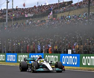 epa10100110 British Formula One driver Lewis Hamilton of Mercedes-AMG Petronas in action during the Formula One Grand Prix of Hungary at the Hungaroring circuit in Mogyorod, near Budapest, Hungary, 31 July 2022.  EPA/ATTILA KISBENEDEK / POOL