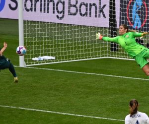 epa10100505 England's goalkeeper Mary Earps (R) in action against Germany's Sydney Lohmann during the UEFA Women's EURO 2022 final between England and Germany at Wembley in London, Britain, 31 July 2022.  EPA/Andy Rain