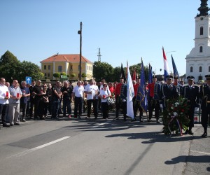 Dalj, 1.8.2022.- Program obiljeavanja 31. obljetnica tragiène pogibije hrvatskih branitelja u obrani Policijske postaje Dalj - 20 policajaca, 15 pripadnika Zbora narodne garde i èetiri pripadnika civilne zatite zapoèeo je sputanjem vijenca u Dunav i paljenjem svijeæe pred spomenikom rtava Domovinskog rata Aljmaa. Ispred Spomen obiljeja poginulim pripadnicima prve satnije prve bojne treæe Gardijske brigade Hrvatske vojske (dvorite Vinarije Erdut) zapaljene su svijeæe. Nakon polaganja vijenaca i paljenja svijeæa pred spomen obiljejem poginulim hrvatskim braniteljima ispred Postaje graniène policije Dalj, Uslijedio je prigodni program. 
foto HINA/  ua