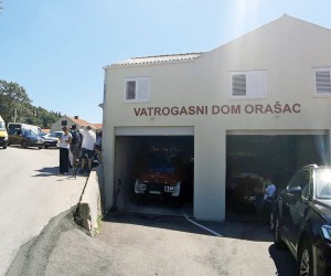 Dubrovnik, 1.8.2022.- Izjave za medije ispred zgrade JVP Dubrovaèki vatrogasci  ispostava Oraac povodom pogibije pripadnika Javne vatrogasne postrojbe Dubrovaèki vatrogasci i èlana Dobrovoljnog vatrogasnog drutva Oraac Gorana Komlenca. 
foto HINA/ Baldo MARUNÈIÆ/ ua