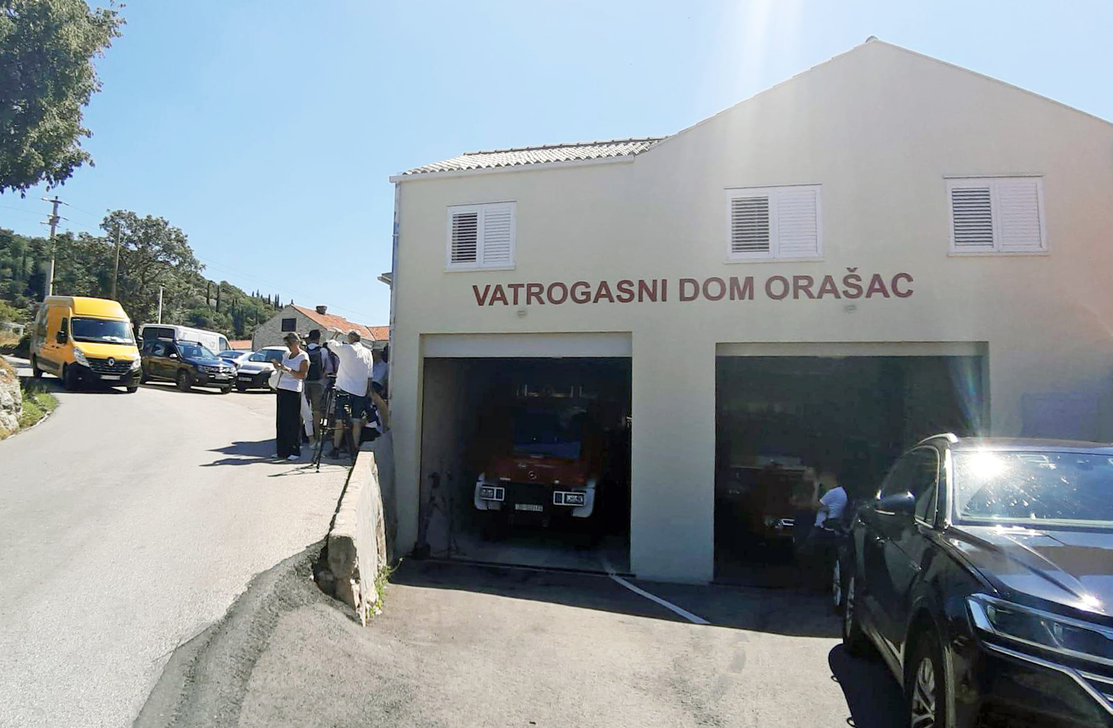 Dubrovnik, 1.8.2022.- Izjave za medije ispred zgrade JVP Dubrovaèki vatrogasci  ispostava Oraac povodom pogibije pripadnika Javne vatrogasne postrojbe Dubrovaèki vatrogasci i èlana Dobrovoljnog vatrogasnog drutva Oraac Gorana Komlenca. 
foto HINA/ Baldo MARUNÈIÆ/ ua