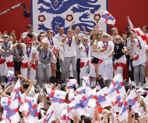 epa10101559 The England women's national soccer team and fans celebrate winning the UEFA Women's EURO 2022 in Trafalgar Square, London, Britain, 01 August 2022.  EPA/TOLGA AKMEN