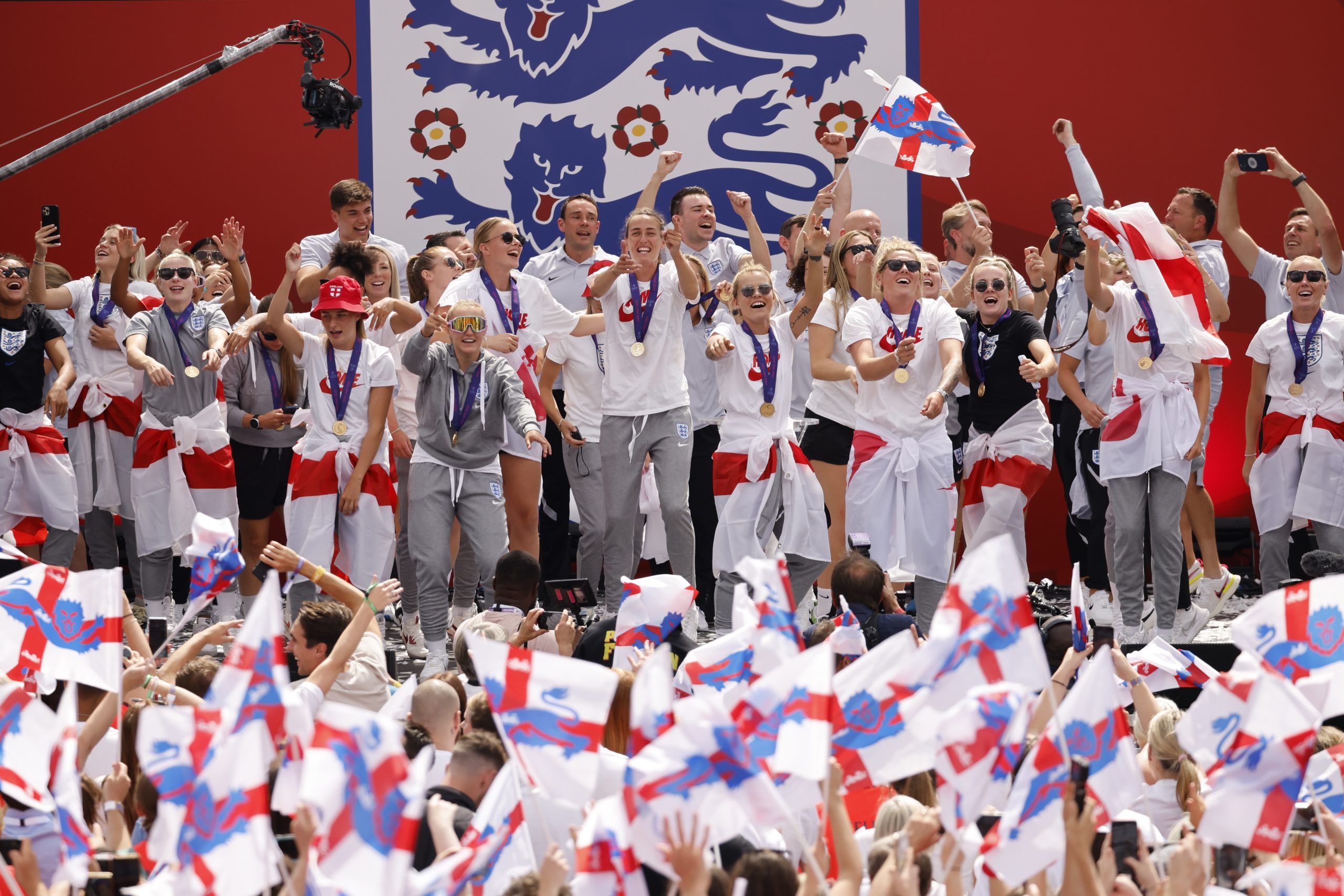 epa10101559 The England women's national soccer team and fans celebrate winning the UEFA Women's EURO 2022 in Trafalgar Square, London, Britain, 01 August 2022.  EPA/TOLGA AKMEN